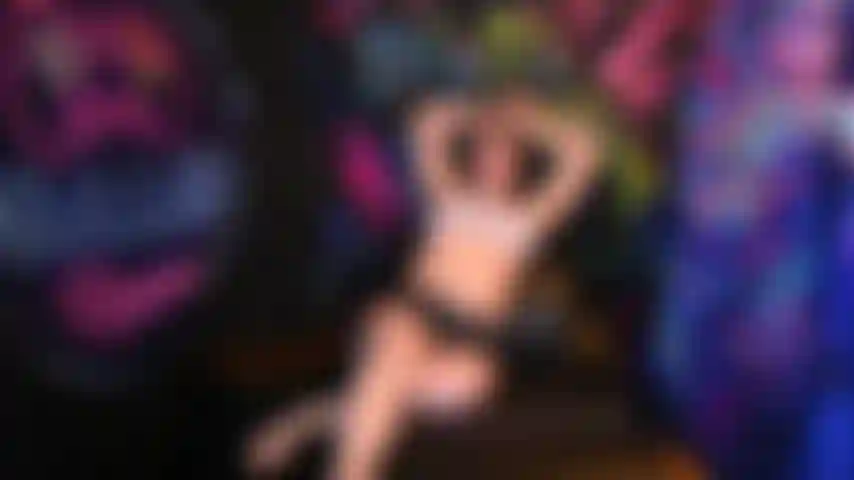 Belle-fille nerdy séduit son beau-père - une vidéo de jeu de rôle torride avec succion de gode, baise au gode et séduction.