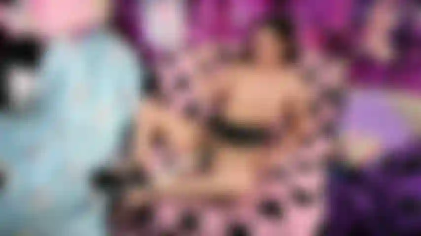 Bondage avec ceinture en o et talons aiguilles.