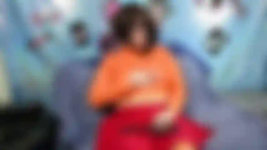 Velma geek, masturbation avec un gode en verre.