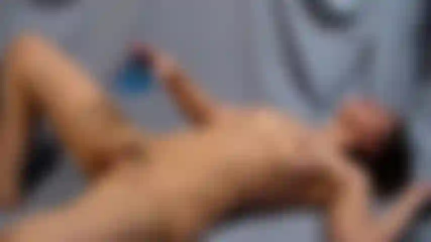 Masturbation à l'huile chaude - je frotte de l'huile de noix de coco chaude sur le corps avant d'utiliser un vibromasseur pour me masturber. Dans cette vidéo, j'ai du buisson pour celles qui aiment la chatte poilue.