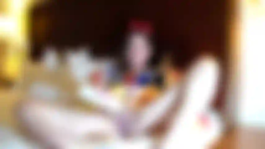 Chatte grasse aux doigts blancs comme neige.