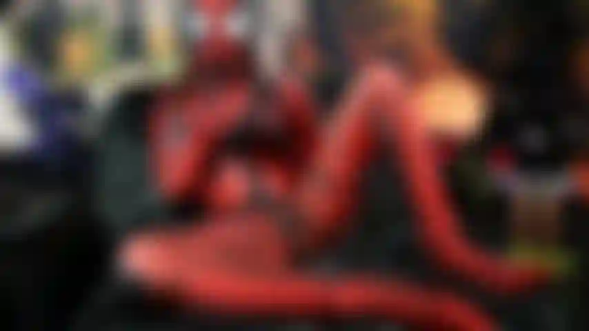 Baise avec un gode venom carnage.