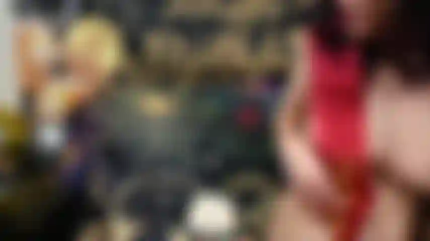 Le gâteau d'anniversaire est assis et éclabousse.