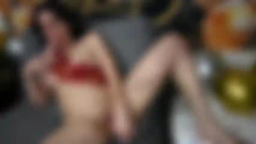 Une fille d'anniversaire suce et baise 2 godes.