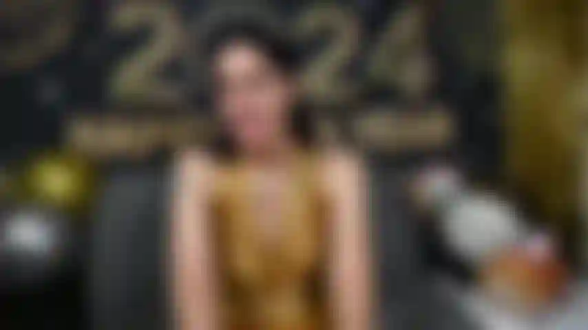 Une secrétaire salope dans un jeu de rôle baise son patron marié à n'importe quelle fête pour une augmentation.