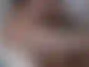 Ali recouverte de chocolat. Je prends un bol de sauce au chocolat maison, bien tiède. J'utilise une cuillère pour l'égoutter sur mon corps avant de la frotter sur ma peau. Je termine par un baiser chocolaté !