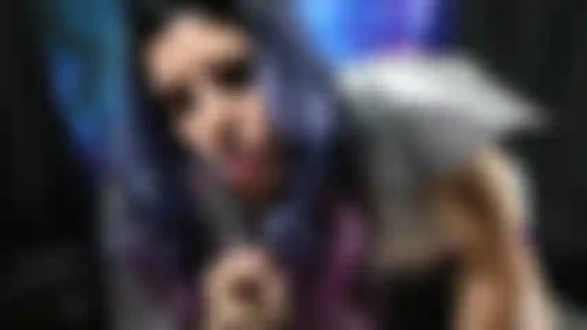 Space babe, masturbation avec un gode en verre.