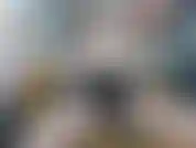 Une écolière suce et chevauche un gode noir.