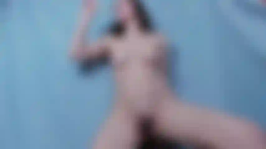 Masturbation avec un gode en verre pour le réveillon du nouvel an.