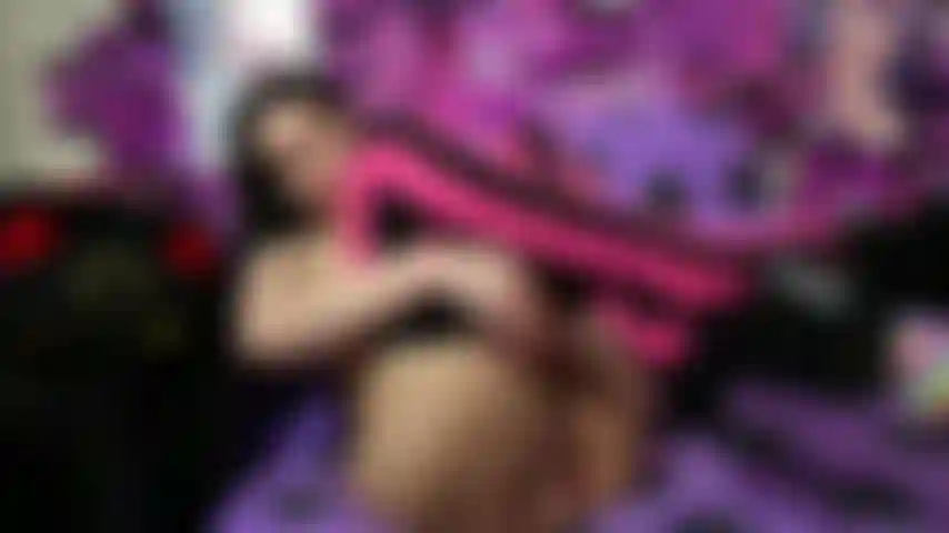 Joi aux talons aiguilles et aux bas.