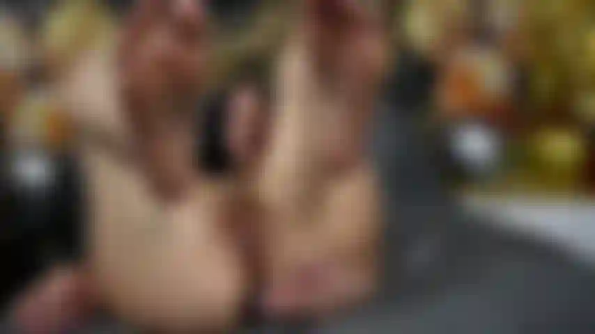 Adoration des pieds et masturbation anale.