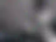 Le boucanier steampunk se masturbe - le boucanier steampunk ali ne porte rien d'autre qu'un chapeau steampunk, des gants en dentelle et des bottes. Entourée d'accessoires steampunk, elle se martèle la chatte avec un gode.