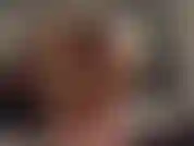 Une baise sournoise chez mon cousin - j'enlève ma robe noire et je baise ma chatte dans plusieurs positions tout en essayant de rester silencieuse.