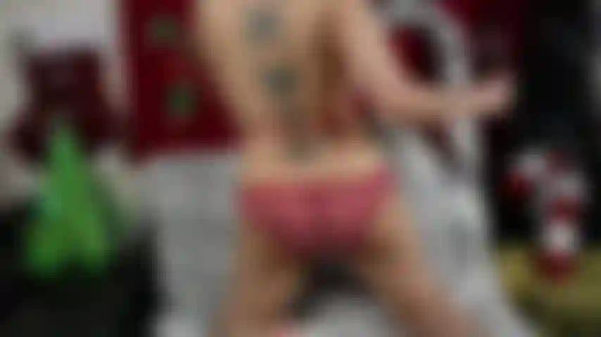 Strip-tease et masturbation avec un gode en verre de canne à sucre.