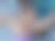 Kinky kitty se masturbe. Elle lui fouette le cul avec un fouet avant de taquiner son clitoris avec un jouet vibrant et un vibromasseur coulissant à l'intérieur. Finalement, elle met un bâillon-boule dans sa bouche pendant qu'elle se masturbe.