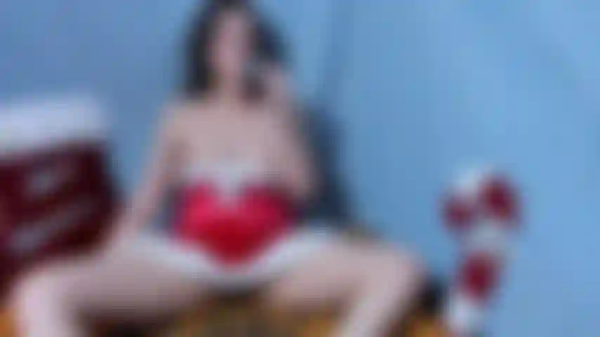 Santa ali se fait doublement bourrer - un petit plug anal vert et un gode en verre de canne en bonbon dans la chatte. Missionnaire et amusante en levrette !