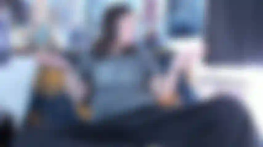 Je joue un rôle sur le sexe du voisin avec un colocataire - je m'ennuie pendant la quarantaine, je regarde par la fenêtre pour voir le voisin faire l'amour. Je décris la scène en mettant une main dans mon pantalon et j'utilise finalement la vibe.