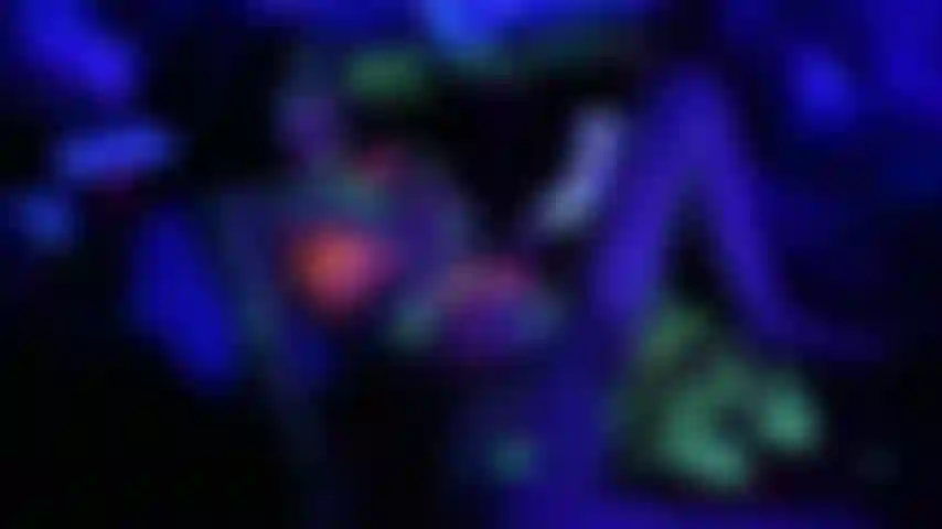 Un gode extraterrestre à lumière noire.