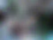 Une écolière coquine ali et une masturbation avec un gode en verre de canne en bonbon.