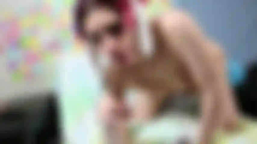 Bunny baise un gode noir.