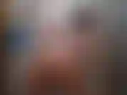 Scène de douche savonneuse et chaude ! Mon corps mouillé est tout savonneux. Puis je rince mon corps, sentant mon corps lisse, propre et humide. Je ne peux m'empêcher de me frotter le clitoris et de pincer mes tétons. Puis je doigte la chatte jusqu'à l'orgasme.