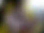 Me masturbe sur une chaise jaune - je montre ma lingerie violette à lanières avant de sortir mes seins et de me masturber avec un vibromasseur jusqu'à ce que je jouisse.