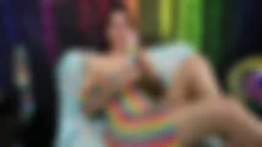 Orgasmes arc-en-ciel magiques avec un gode en corne de licorne.