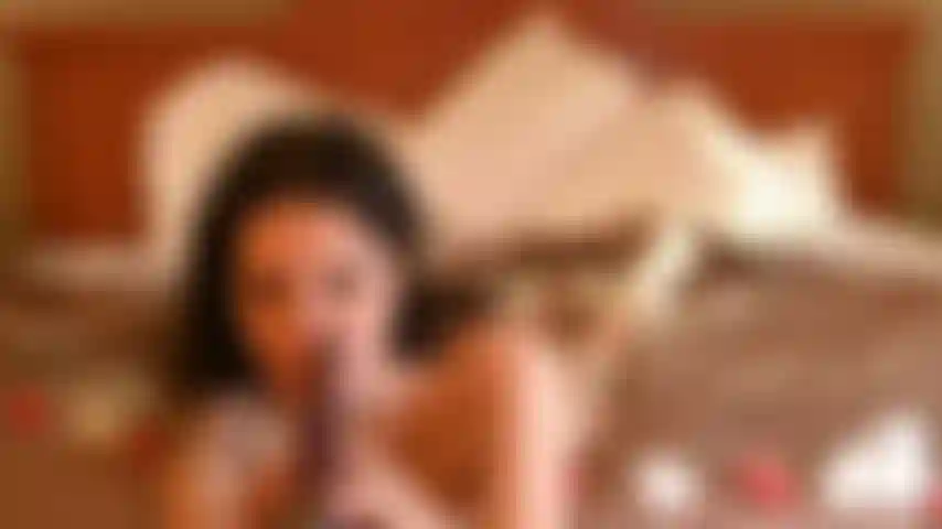 Baise avec un gode elfe tatoué.