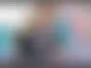 Sous mon charme. Sous mes pieds. Des sandales en velours noir. Des bas en nylon noirs. Jambes nues, pieds nus. Ongles rouges. Passionnante et addictive. Personne d'autre ne te fait sentir comme moi.