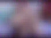 Tu le veux tellement vilain garçon ; mes talons noirs brillants et mes jambes blanches vous asservissent dans un puissant enchantement. Si tu me montres à quel point tu es douée pour m'adorer, peut-être que cette fois tu atteindras ta récompense.