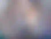 Douce séduction de tes sens. Te tentant et te taquinant, mon décolleté parfait enfermé dans un pull doré brillant. Pour les amoureux de la beauté, et les obsédés du décolleté.