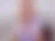 Ma peau parfaitement bronzée dans un chemisier en satin parfaitement moulant est ta parfaite perversion. Satin brillant et lèvres brillantes pour te taquiner. Décolleté bronzé et taquineries douces pour te faire fondre.