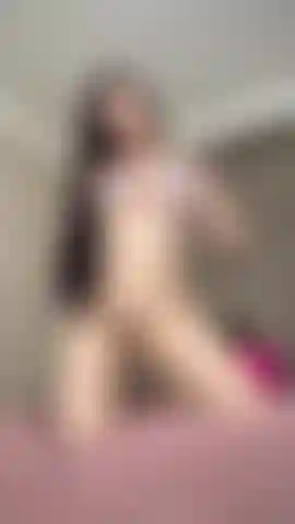 Pour jg11, comme tu l'as demandé, très sexy en talons en train de faire des choses coquines.