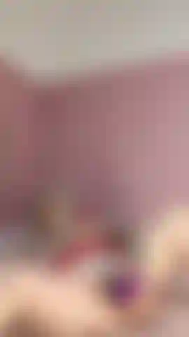 Je baise mon gode de 14 pouces et j'ai un orgasme fort.