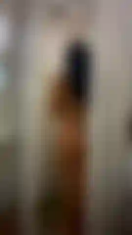 Voyeur - je prends un bain quand je rentre de la plage et tu m'espionnes.