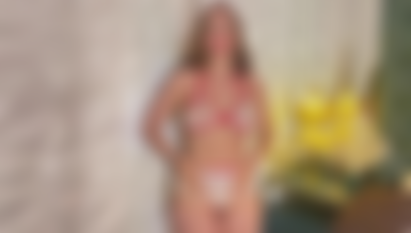 Une infirmière sexy devient excitée.