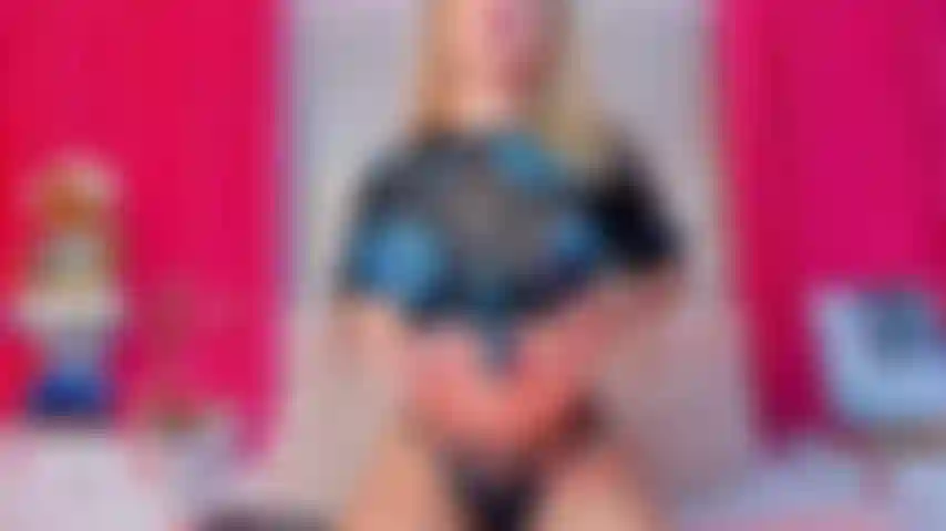 Ambarambar se déshabille sensuellement.