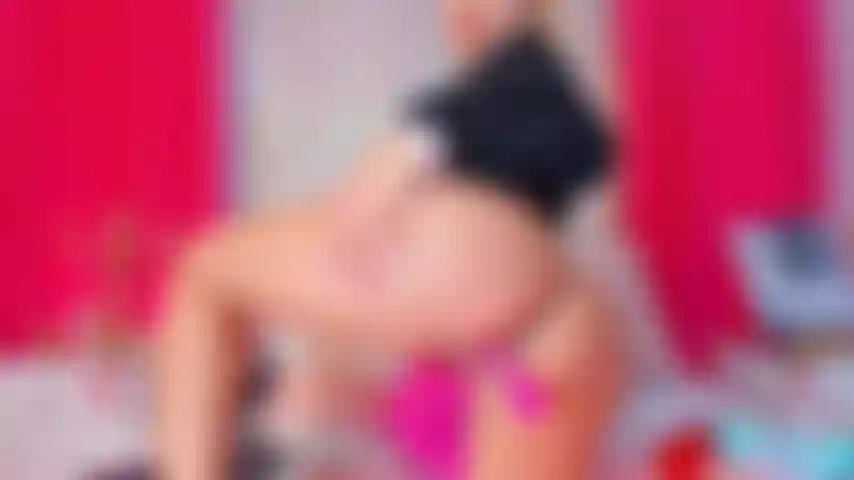 Luxuriante dans la chatte humide, gros cul.