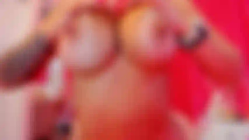 Aux gros seins sexy qui dansent.