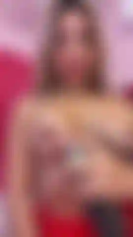 Une blonde baignée d'huile.