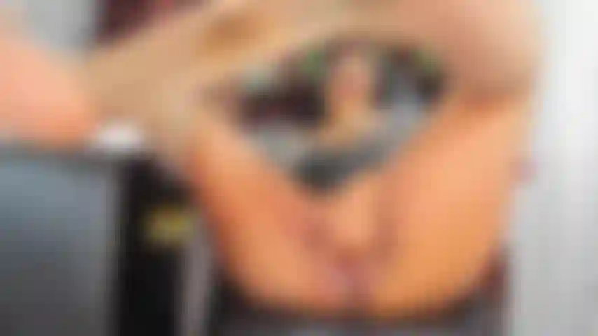 Regarde pour toi mon vagin mouillé.