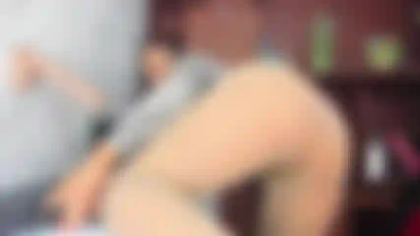 Regarde mon gros cul pendant que je te suce la bite.