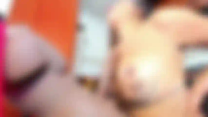 Je masturbe ta bite avec mes seins.