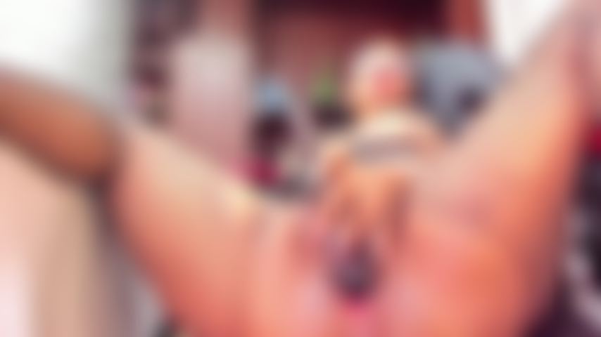 Montrant comment je me masturbe avec mon dominant au bureau.