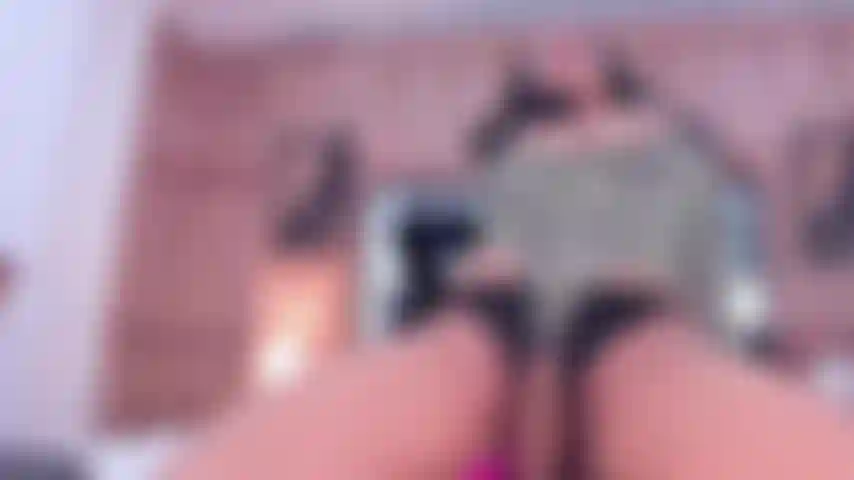Viens me baiser et joue avec ma chatte comme je veux !!!