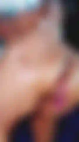 Mature avec un gros cul dans l'huile.