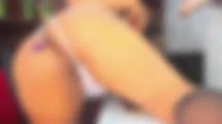 Je me mets des doigts et un gode dans le cul.