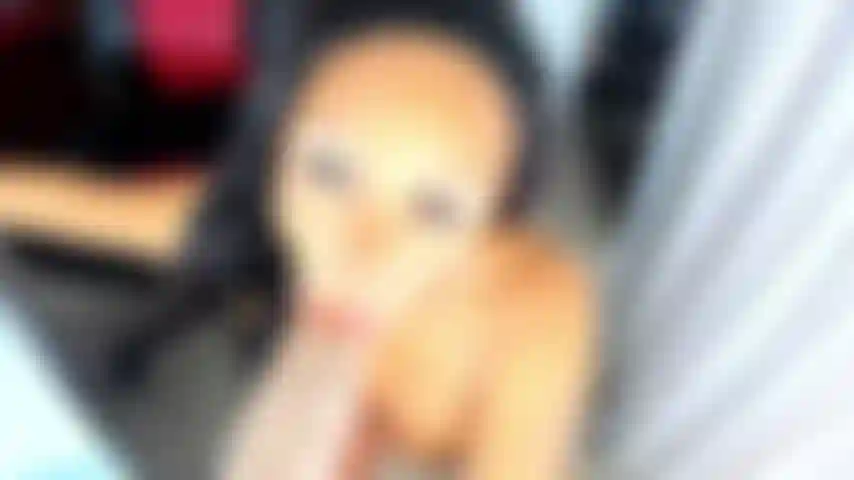 Une latina chaude fait des bêtises avec son jouet géant.