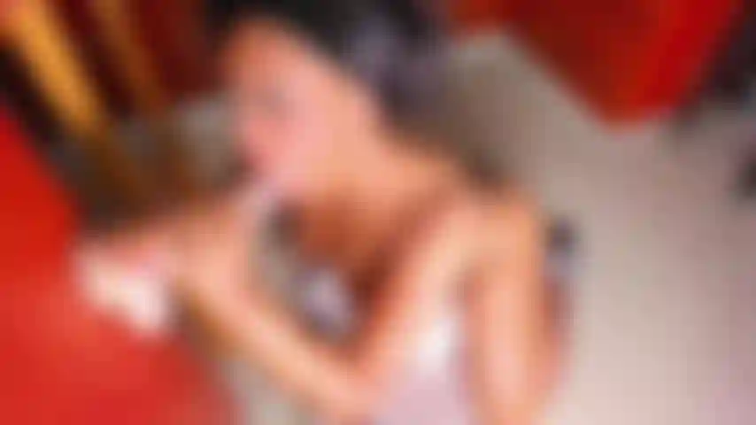 Une brune en chaleur suce un énorme gode dans la cuisine !!!