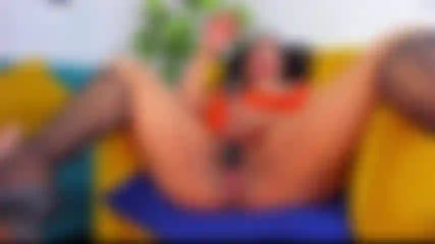 Une brune excitée adore baiser et sucer des bites !!!